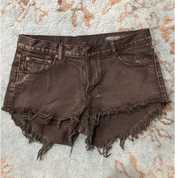 BLACK DENIM DISTRESSED SHORTS - Picture 2 of 2